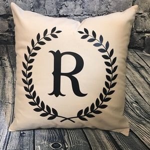 NWT 18 x 18 Letter R Wreath Throw Pillow